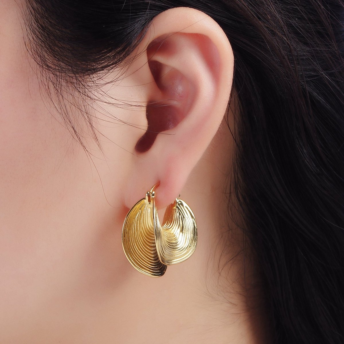 24K Gold Filled 30mm Line-Textured Curved Latch Hoop Earrings | P523