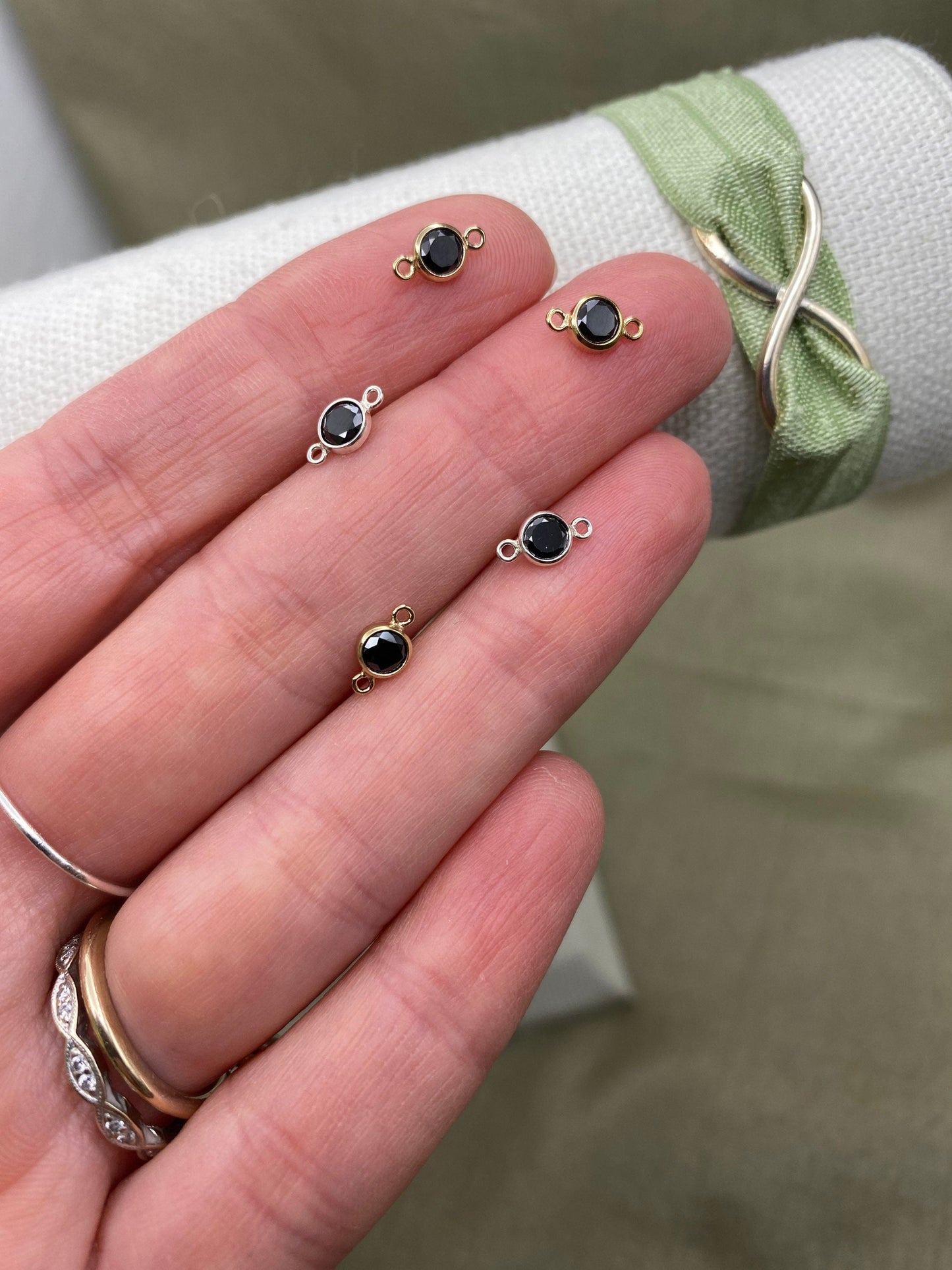 Black Connectors 4mm - 3 pack - B16