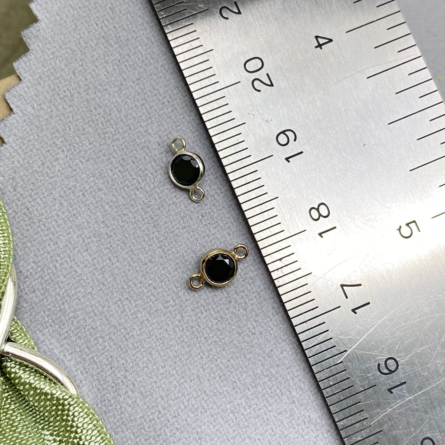 Black Connectors 4mm - 3 pack - B16